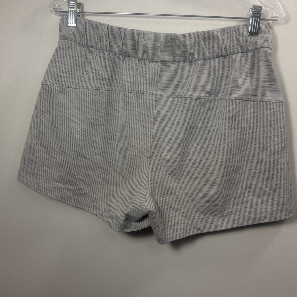 Lululemon Women’s On the Fly Shorts gray stripe size 8 - Picture 4 of 7